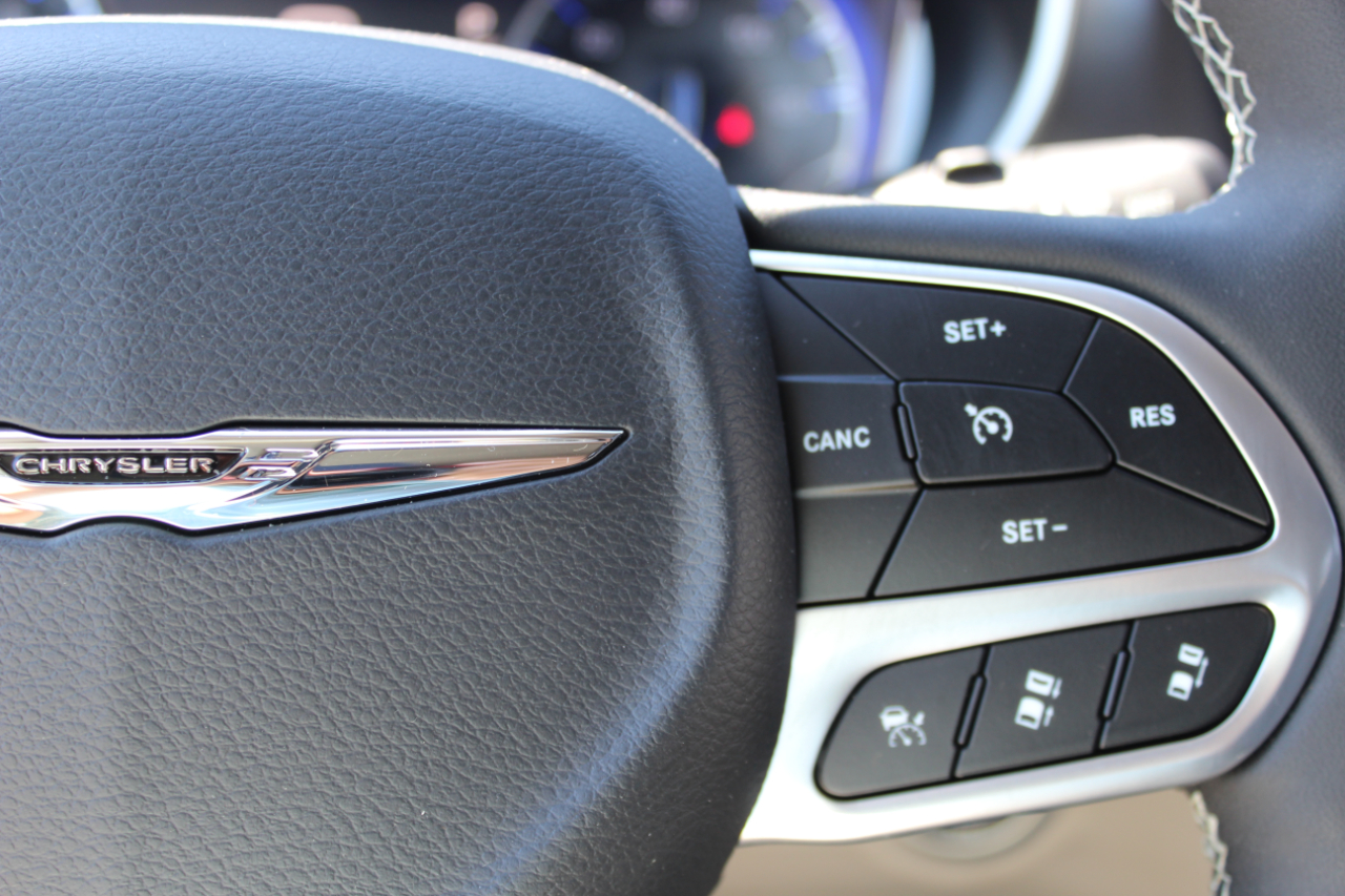 Chrysler Pacifica Touring L 2023