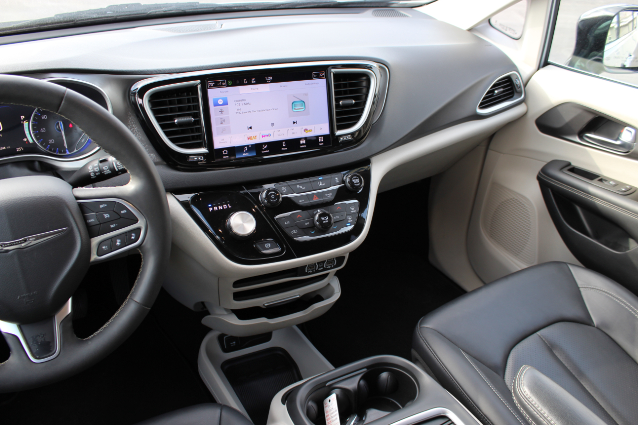 Chrysler Pacifica Touring L 2024