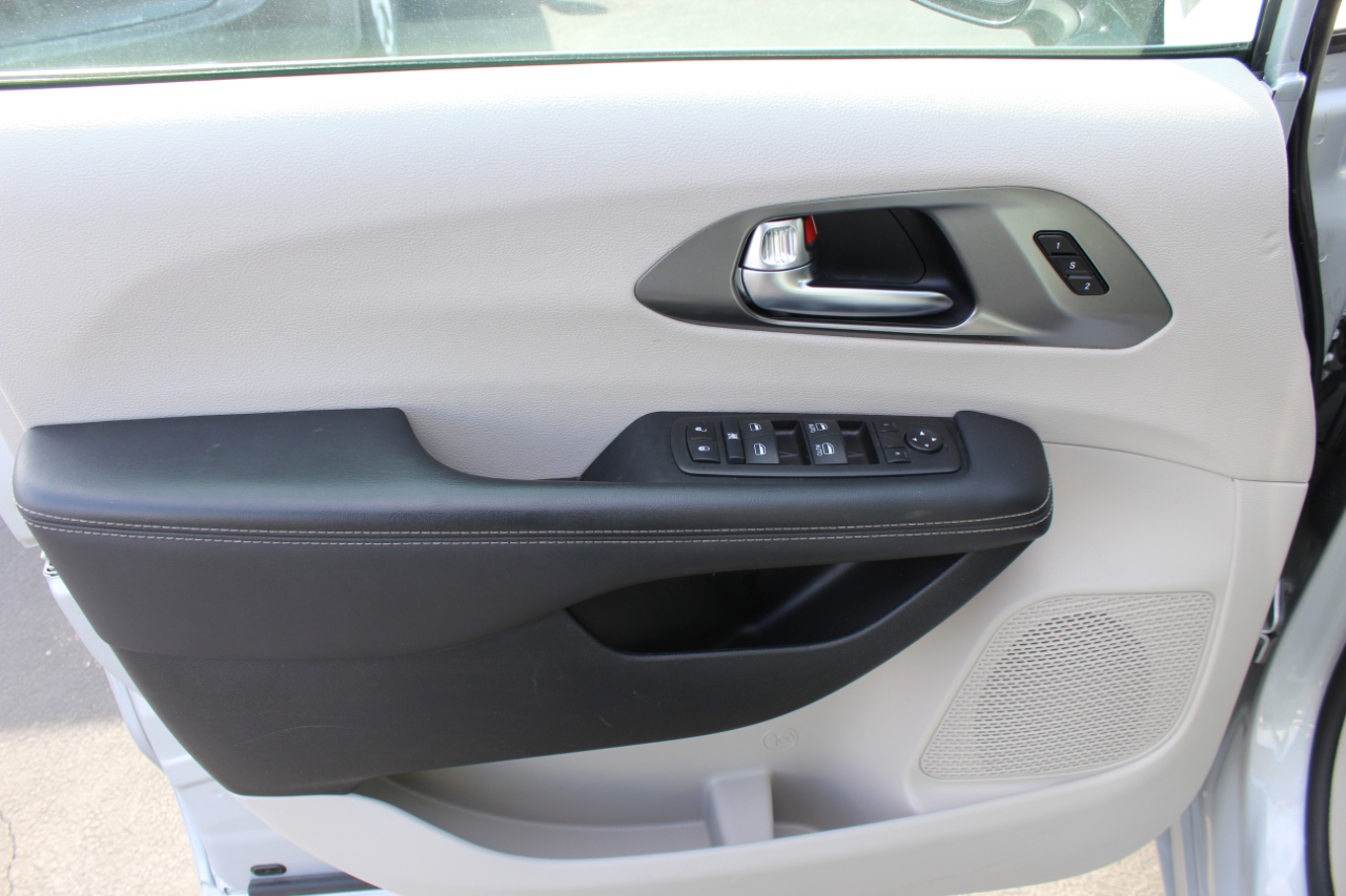 Chrysler Pacifica Touring L 2024