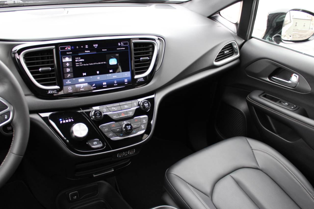 Chrysler Pacifica Select 2025