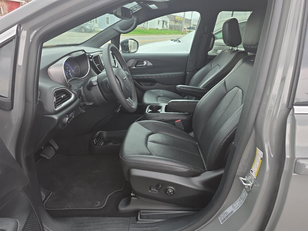 Chrysler Pacifica Select FWD 2025