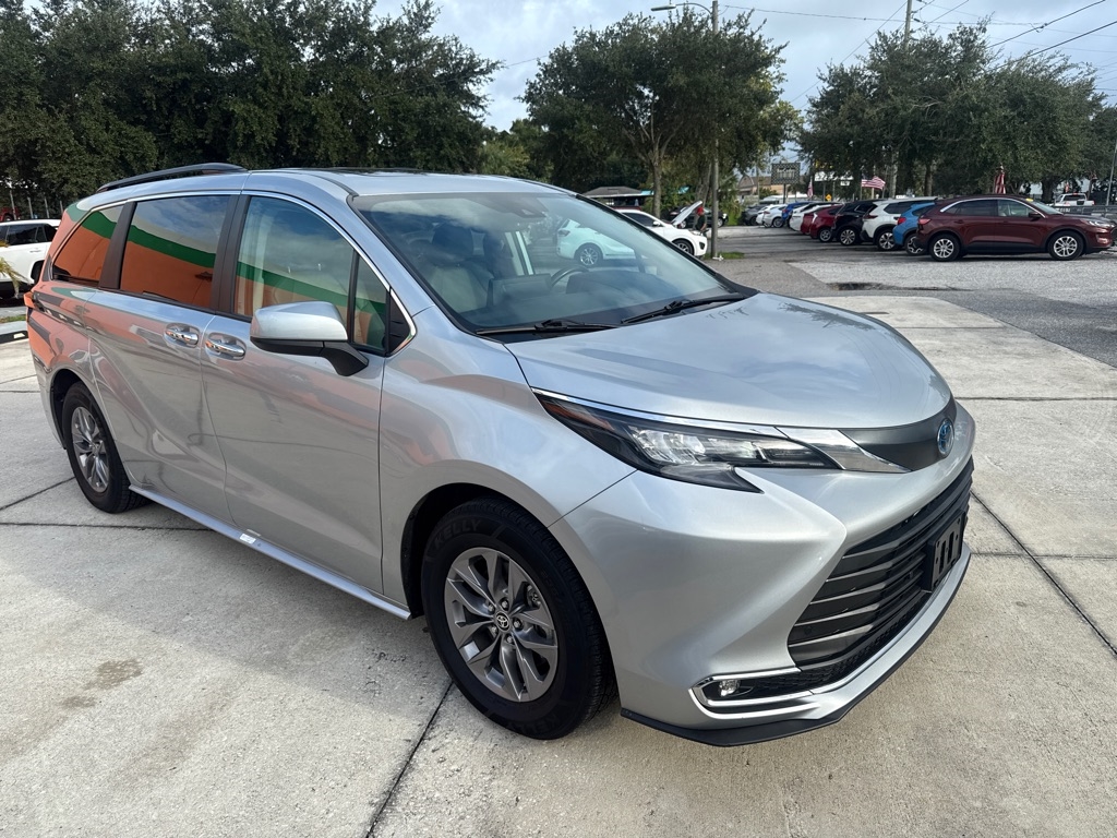 Toyota Sienna XLE FWD 8-Passenger (Natl) 2024