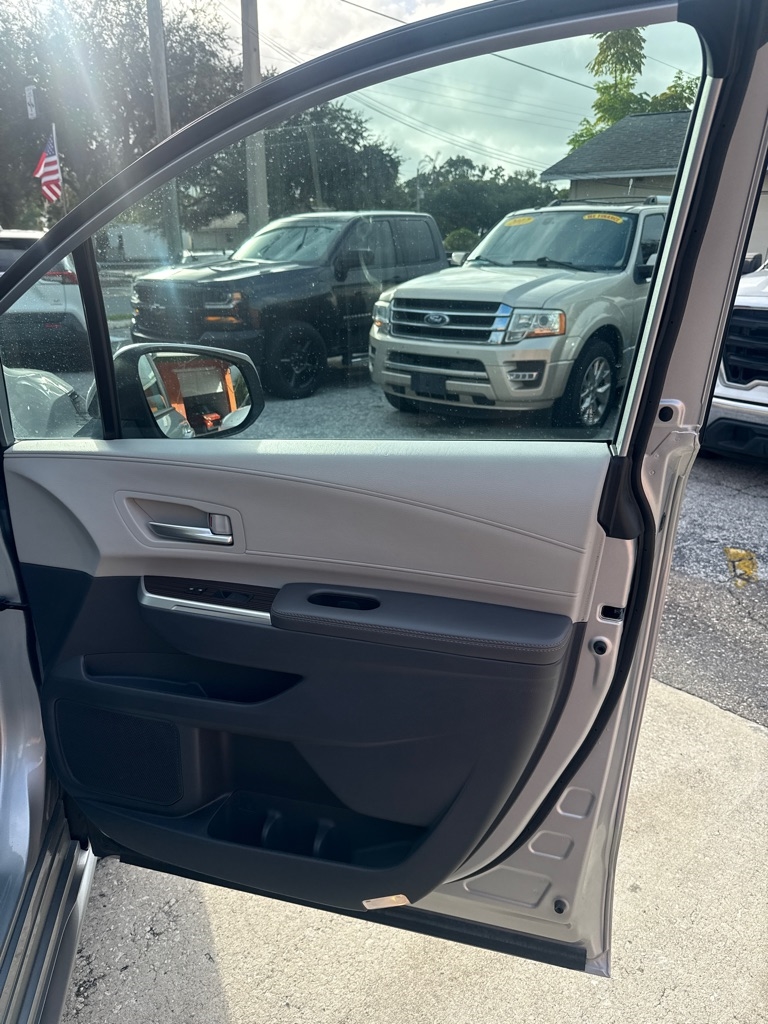 Toyota Sienna XLE FWD 8-Passenger (Natl) 2024