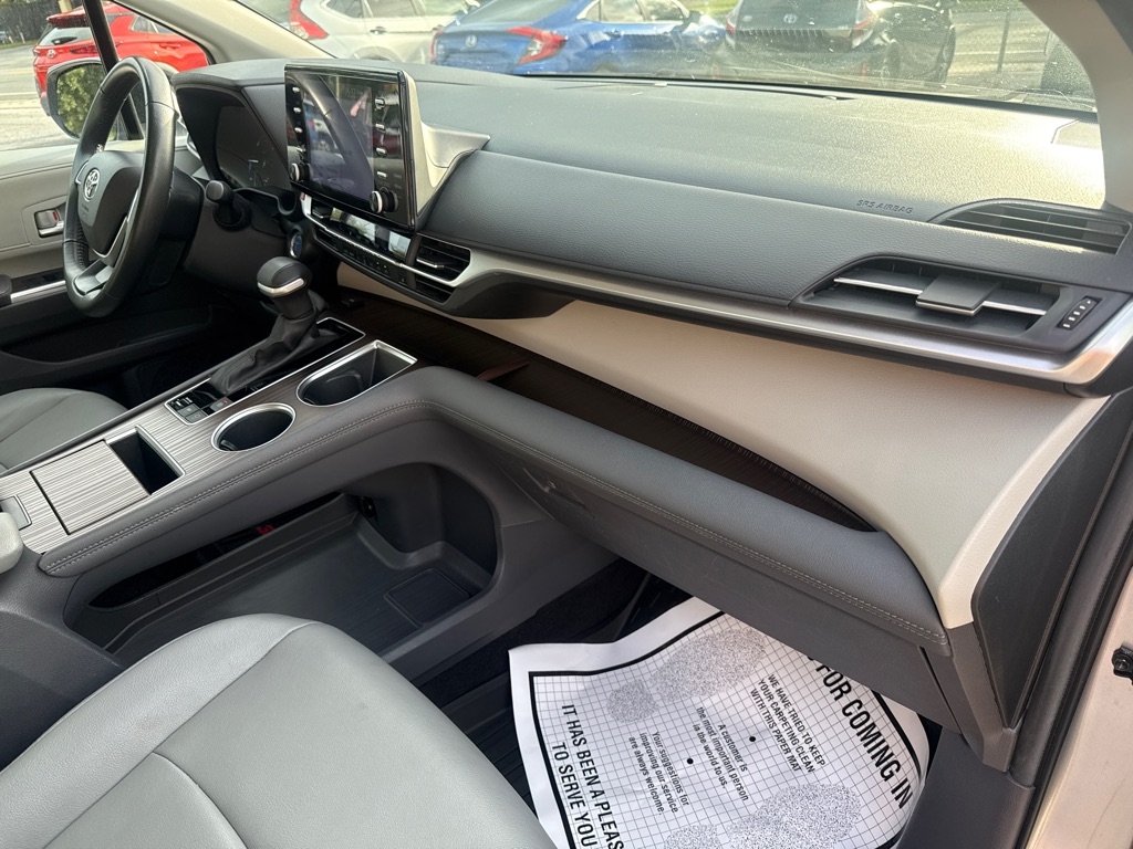 Toyota Sienna XLE FWD 8-Passenger (Natl) 2024