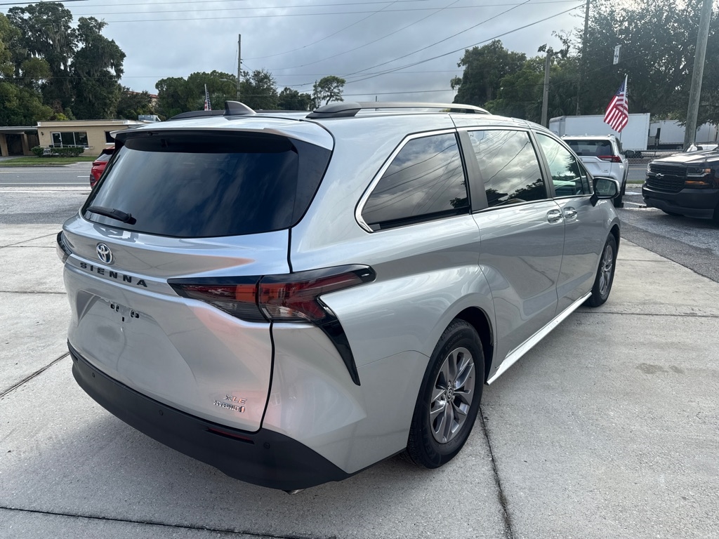 Toyota Sienna XLE FWD 8-Passenger (Natl) 2024