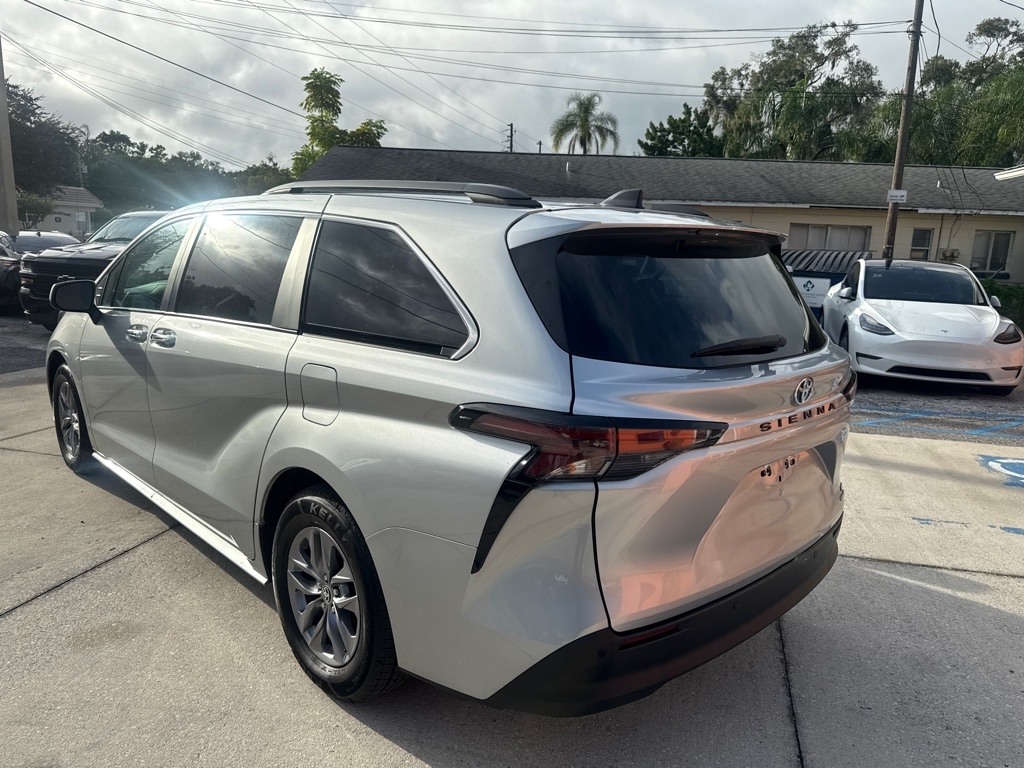 Toyota Sienna XLE FWD 8-Passenger (Natl) 2024