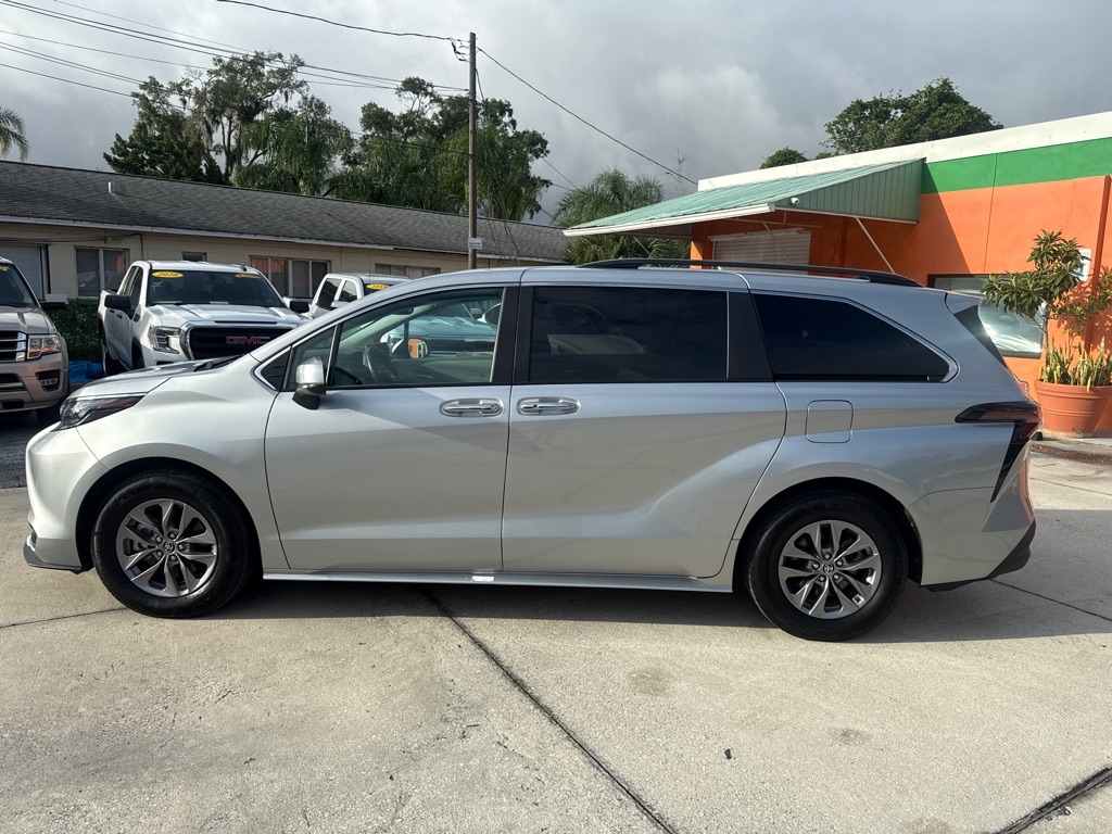 Toyota Sienna XLE FWD 8-Passenger (Natl) 2024