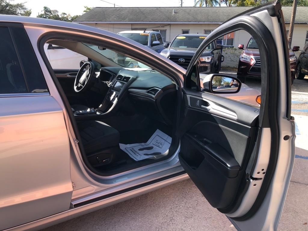 Ford Fusion Hybrid SE FWD 2019