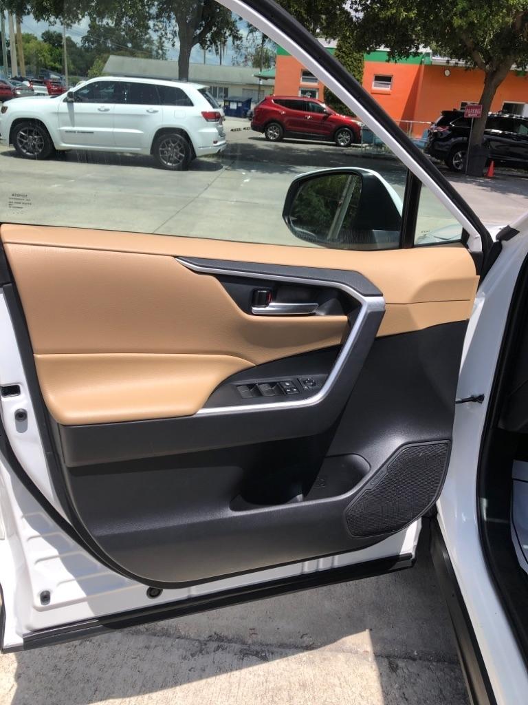 Toyota RAV4 Hybrid XLE AWD (Natl) 2021