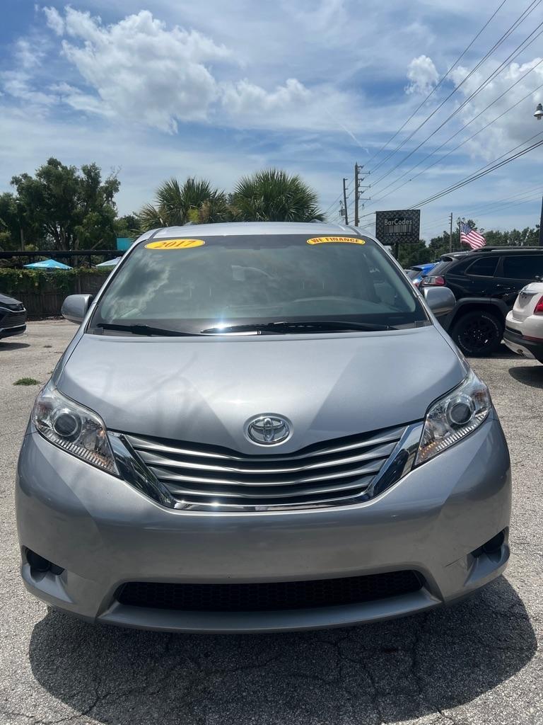Toyota Sienna LE FWD 8-Passenger (Natl) 2017