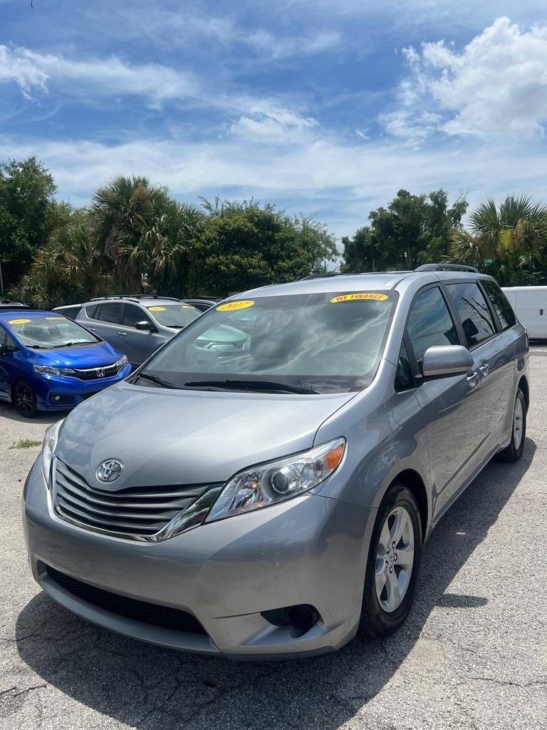 Toyota Sienna LE FWD 8-Passenger (Natl) 2017