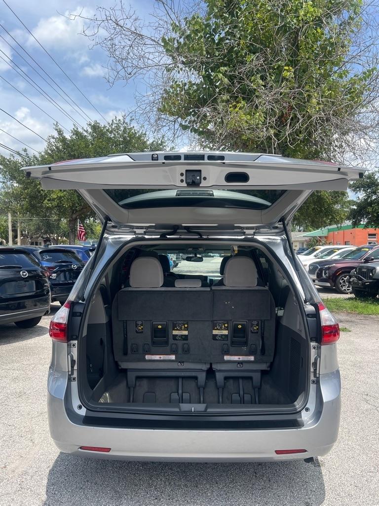Toyota Sienna LE FWD 8-Passenger (Natl) 2017