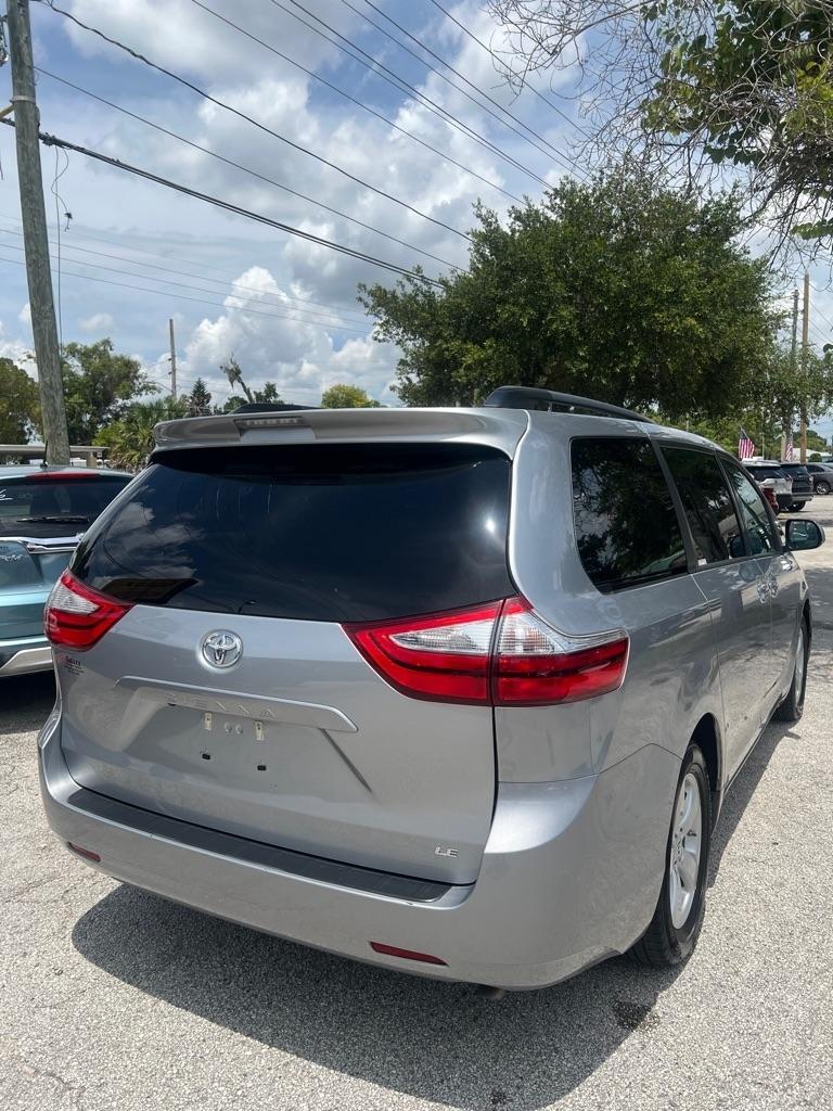 Toyota Sienna LE FWD 8-Passenger (Natl) 2017