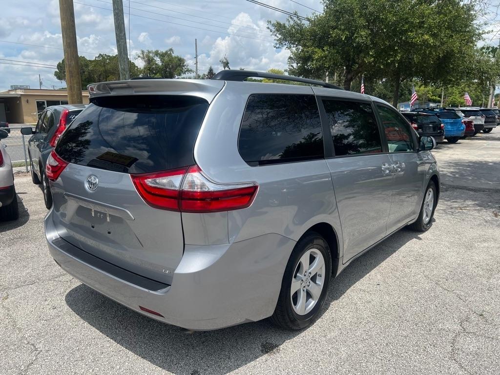 Toyota Sienna LE FWD 8-Passenger (Natl) 2017