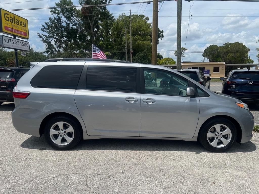 Toyota Sienna LE FWD 8-Passenger (Natl) 2017