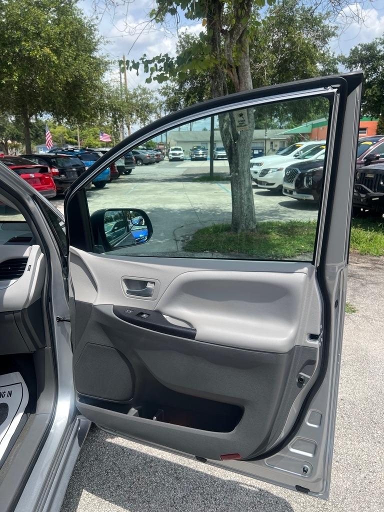 Toyota Sienna LE FWD 8-Passenger (Natl) 2017