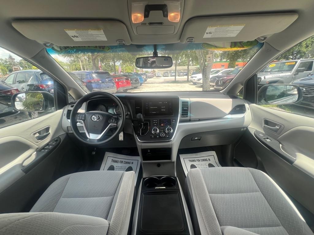 Toyota Sienna LE FWD 8-Passenger (Natl) 2017