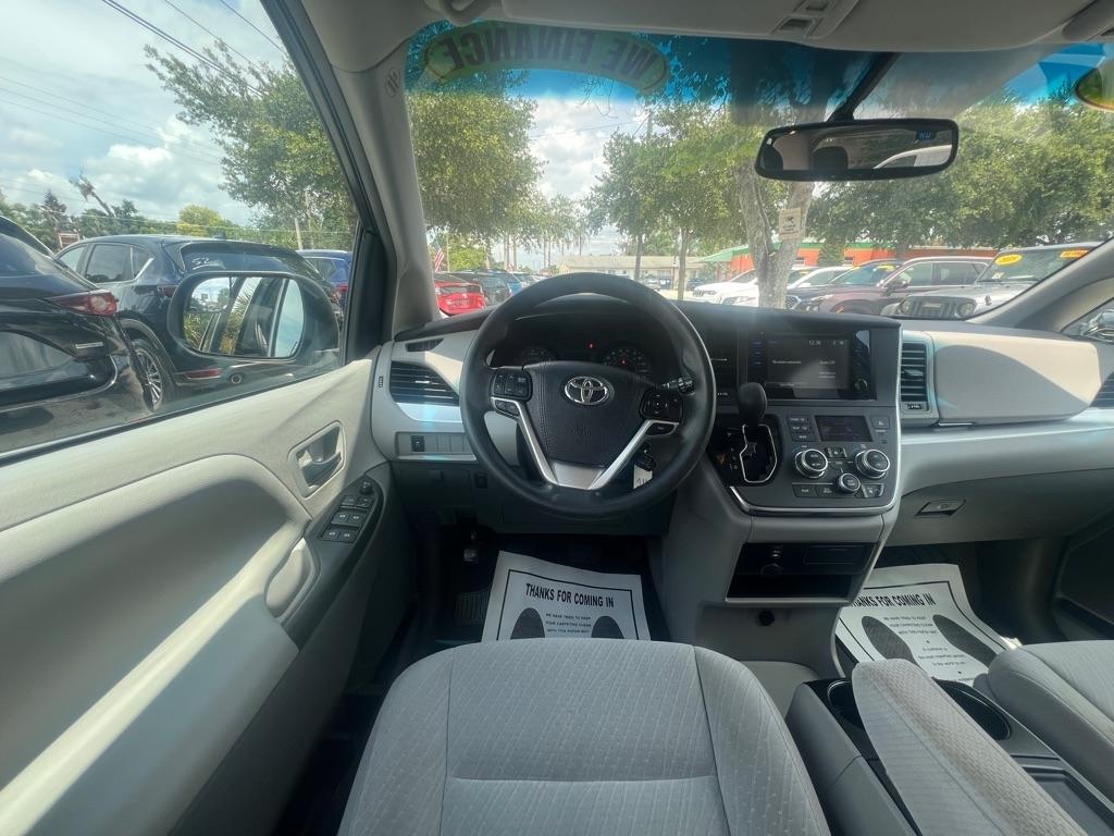 Toyota Sienna LE FWD 8-Passenger (Natl) 2017