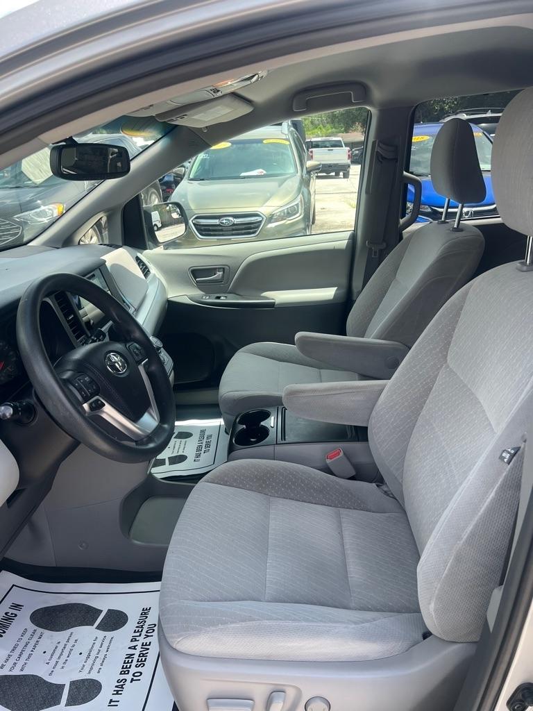 Toyota Sienna LE FWD 8-Passenger (Natl) 2017