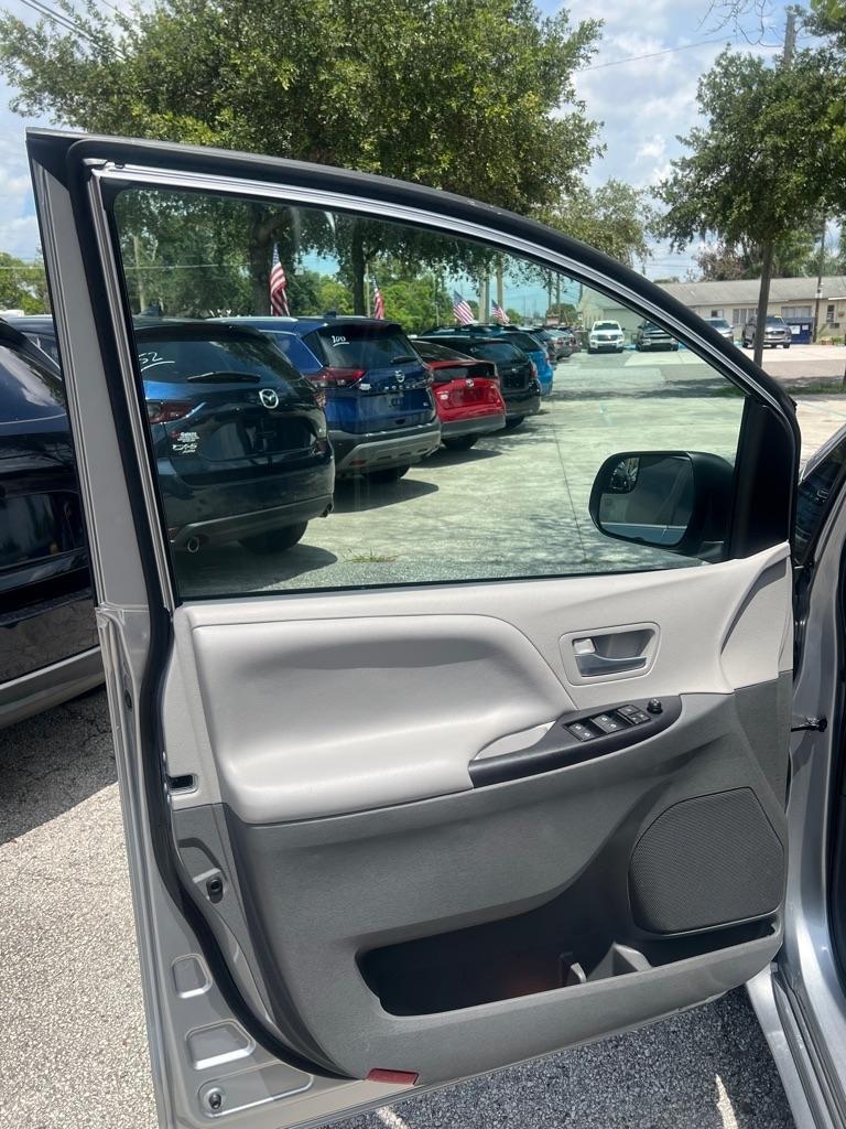 Toyota Sienna LE FWD 8-Passenger (Natl) 2017