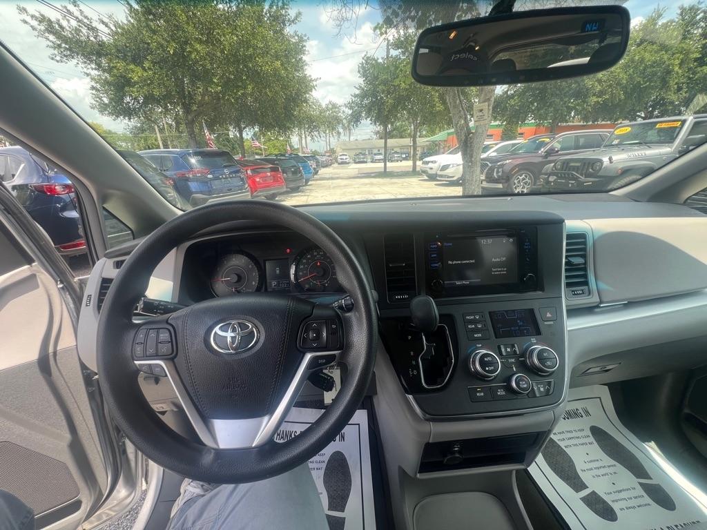 Toyota Sienna LE FWD 8-Passenger (Natl) 2017