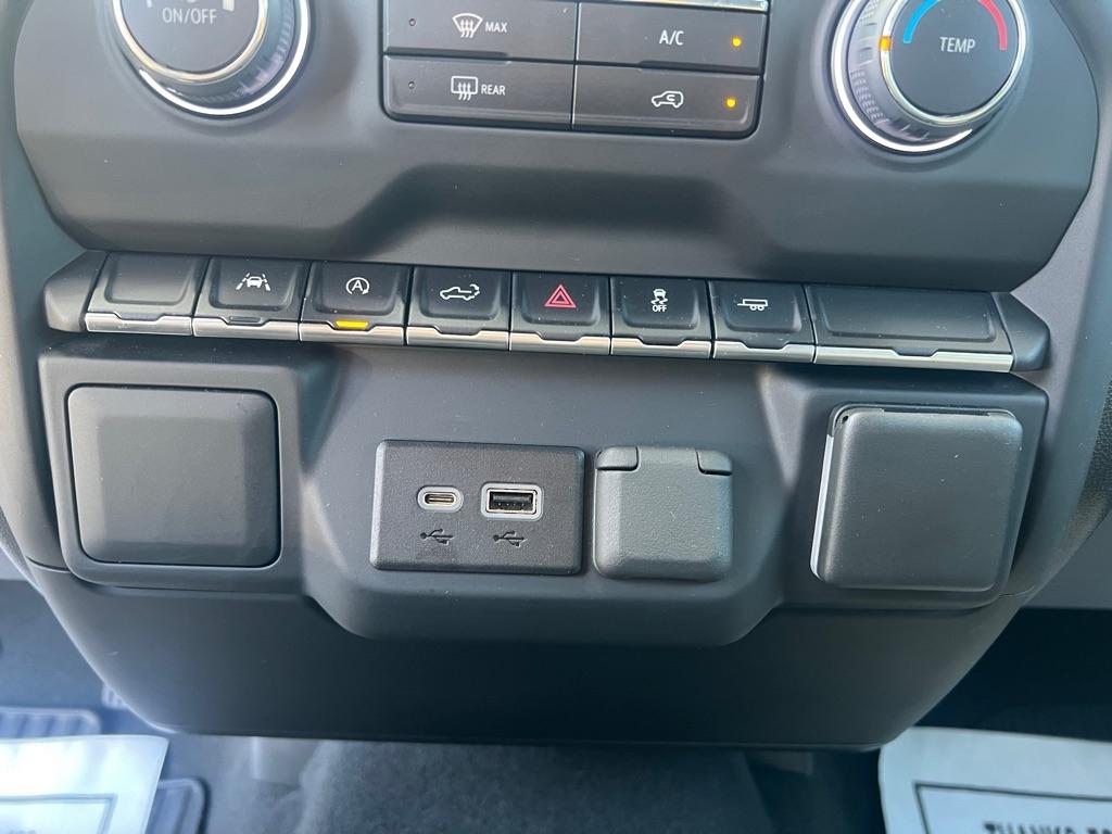 Chevrolet Silverado 1500 2WD Crew Cab 147" Custom 2022