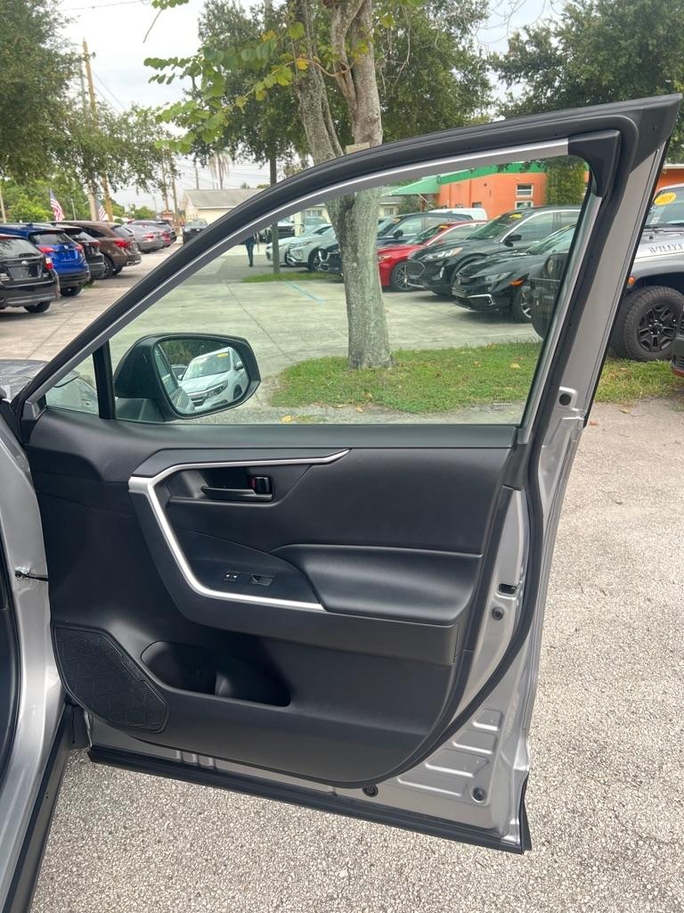 Toyota RAV4 Hybrid LE AWD (Natl) 2022