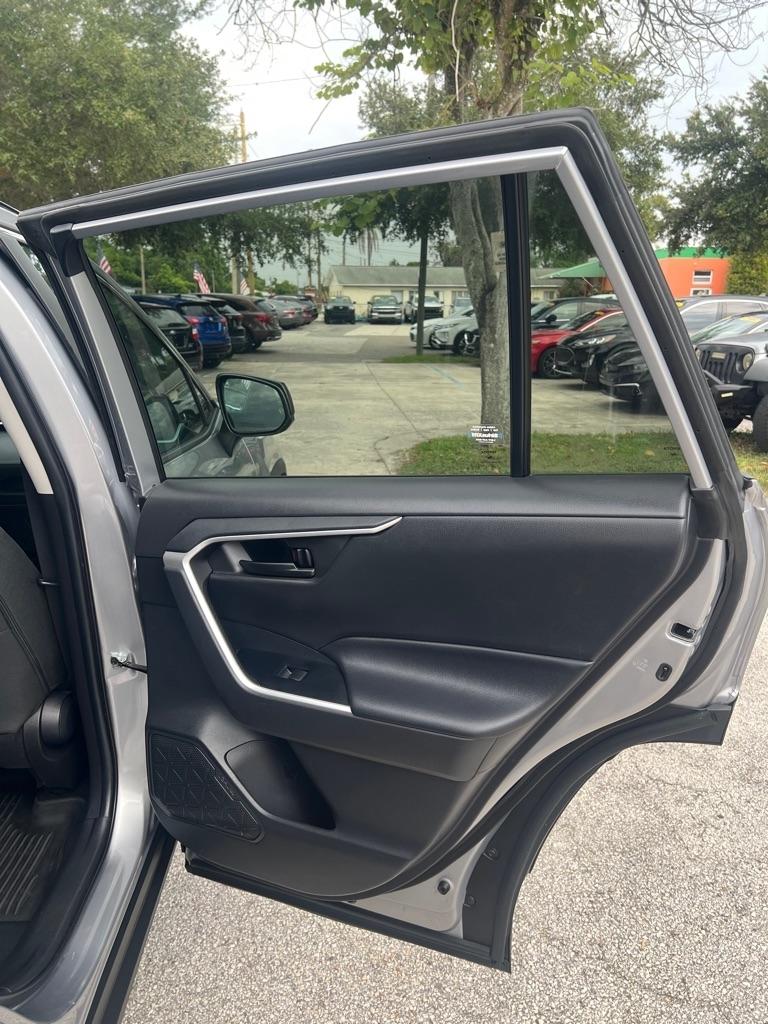 Toyota RAV4 Hybrid LE AWD (Natl) 2022
