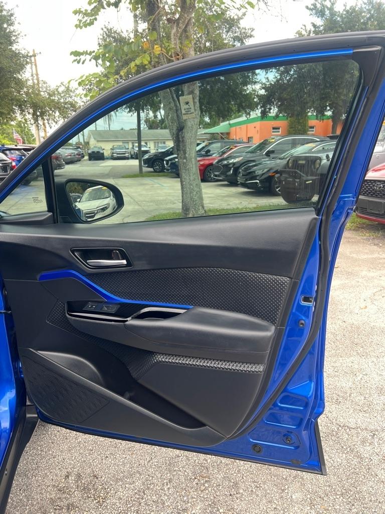 Toyota C-HR Nightshade FWD (Natl) 2021