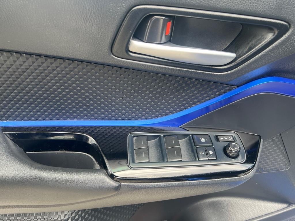Toyota C-HR Nightshade FWD (Natl) 2021