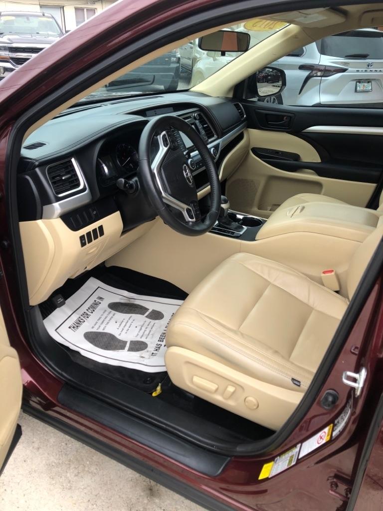 Toyota Highlander FWD 4dr V6 LE (Natl) 2015