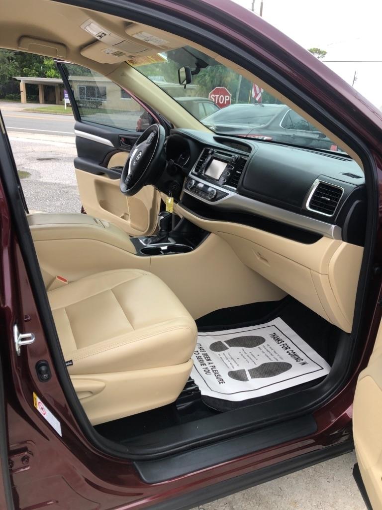 Toyota Highlander FWD 4dr V6 LE (Natl) 2015