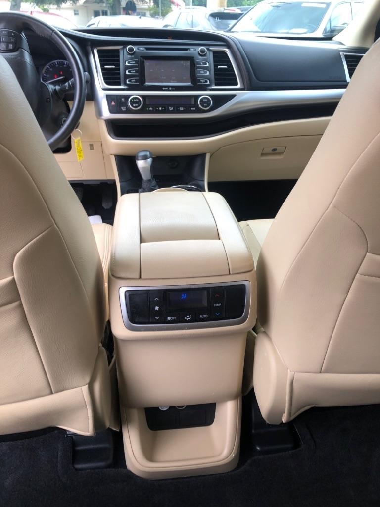 Toyota Highlander FWD 4dr V6 LE (Natl) 2015
