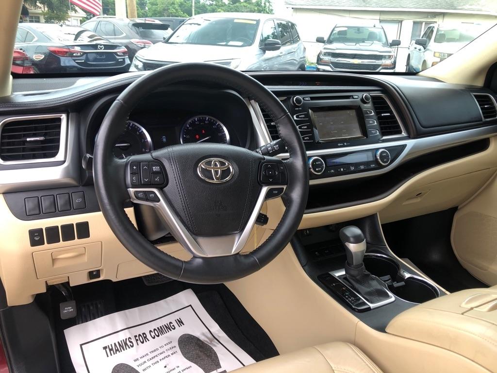 Toyota Highlander FWD 4dr V6 LE (Natl) 2015