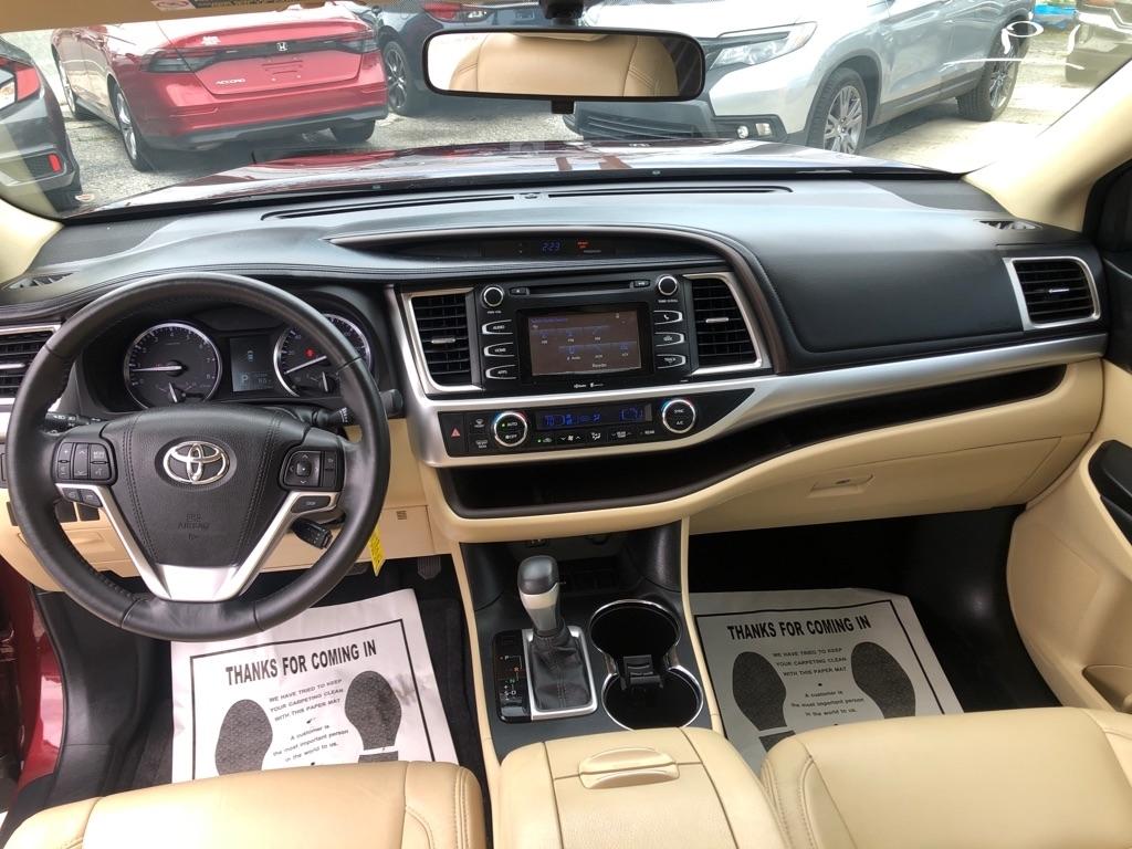Toyota Highlander FWD 4dr V6 LE (Natl) 2015