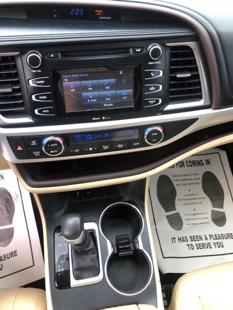 Toyota Highlander FWD 4dr V6 LE (Natl) 2015