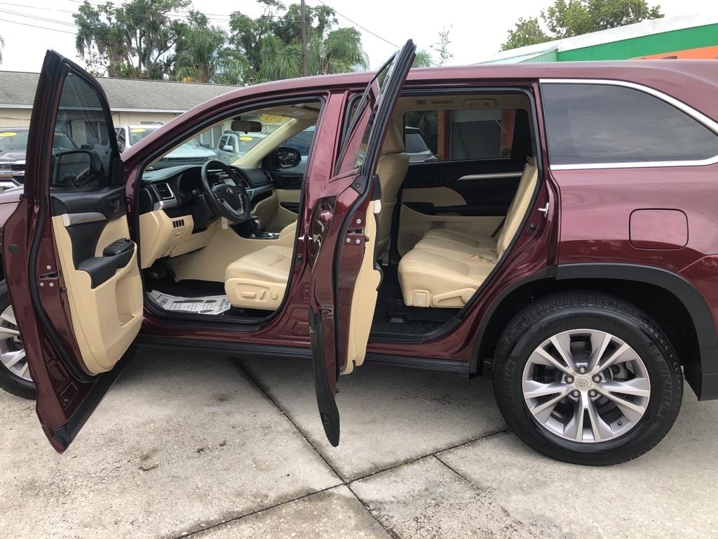 Toyota Highlander FWD 4dr V6 LE (Natl) 2015