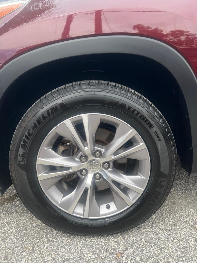 Toyota Highlander FWD 4dr V6 LE (Natl) 2015