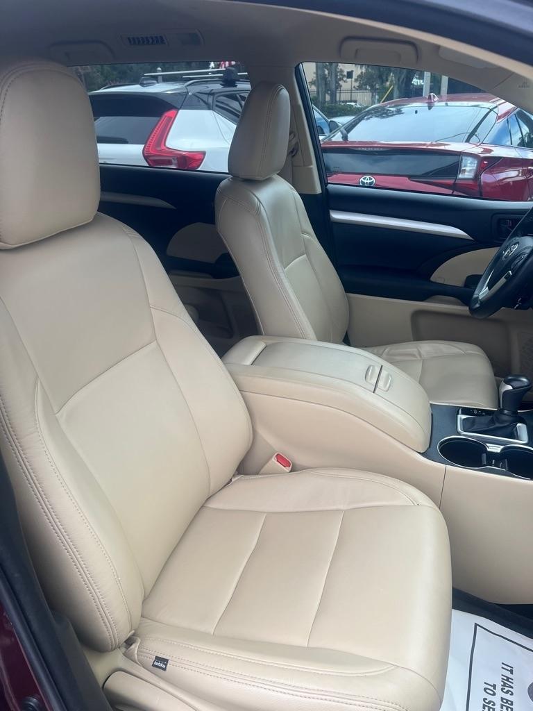 Toyota Highlander FWD 4dr V6 LE (Natl) 2015