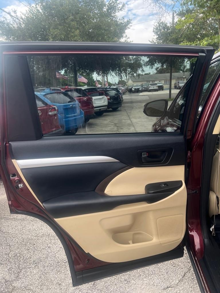 Toyota Highlander FWD 4dr V6 LE (Natl) 2015