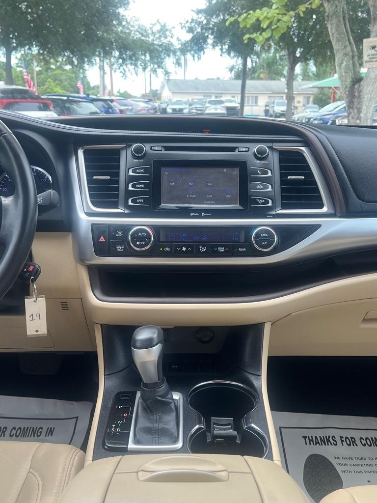 Toyota Highlander FWD 4dr V6 LE (Natl) 2015