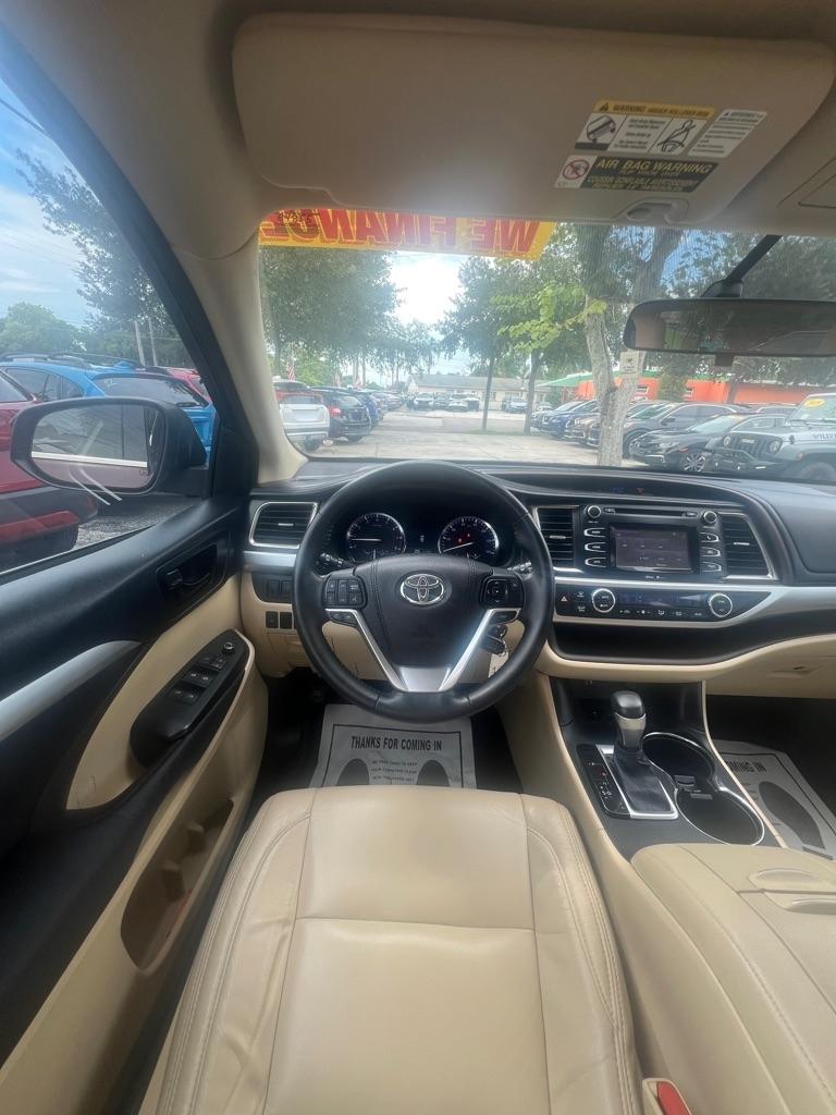 Toyota Highlander FWD 4dr V6 LE (Natl) 2015