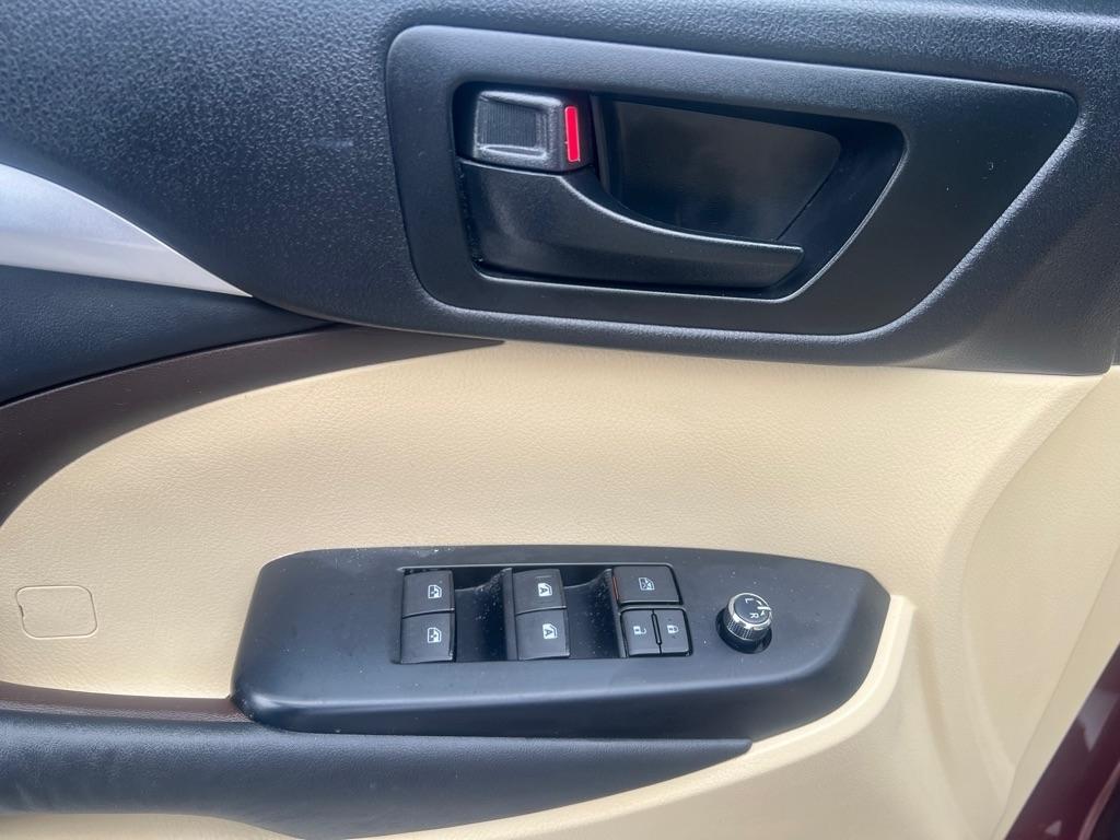 Toyota Highlander FWD 4dr V6 LE (Natl) 2015
