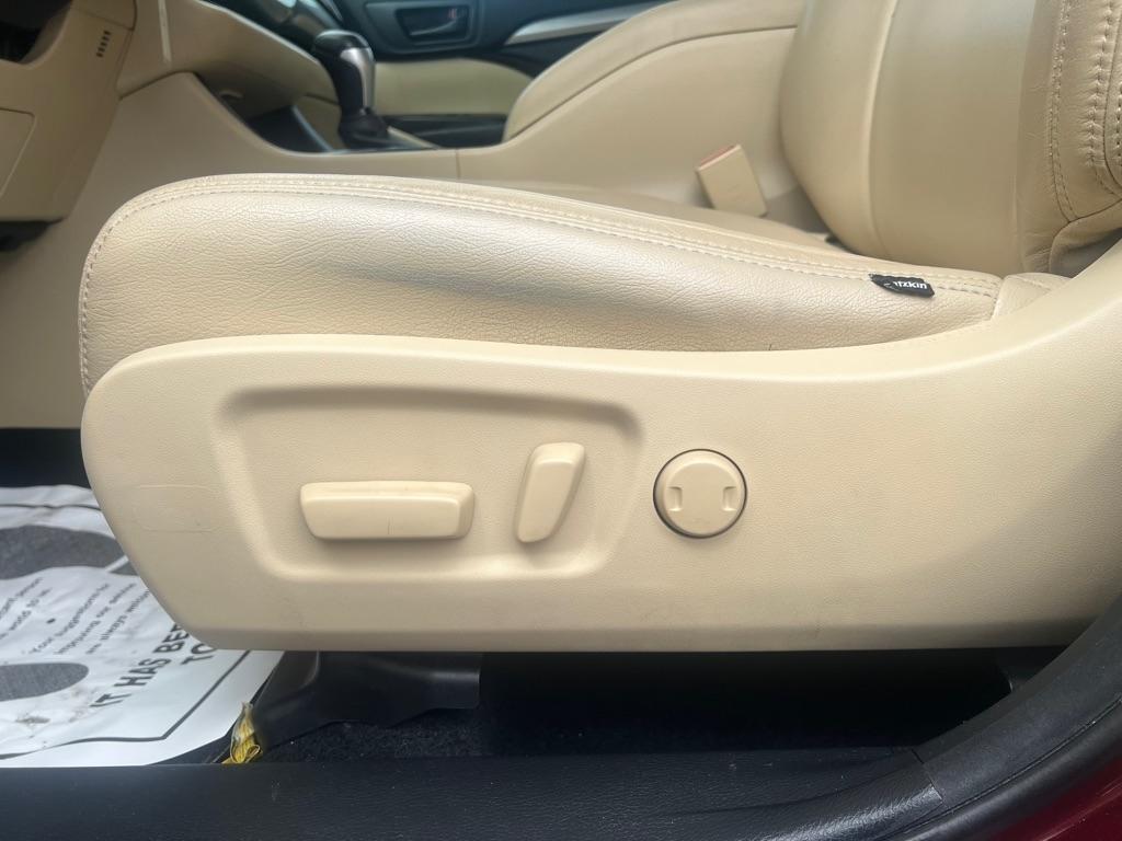 Toyota Highlander FWD 4dr V6 LE (Natl) 2015