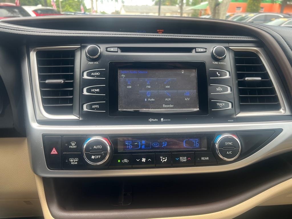 Toyota Highlander FWD 4dr V6 LE (Natl) 2015