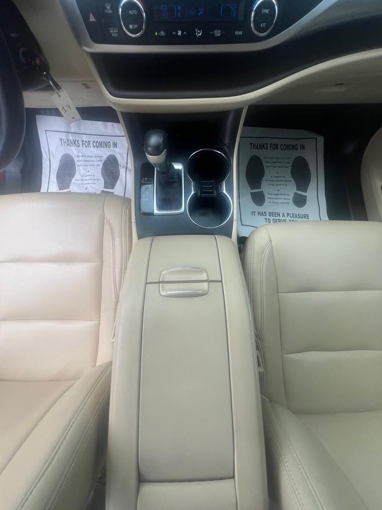 Toyota Highlander FWD 4dr V6 LE (Natl) 2015