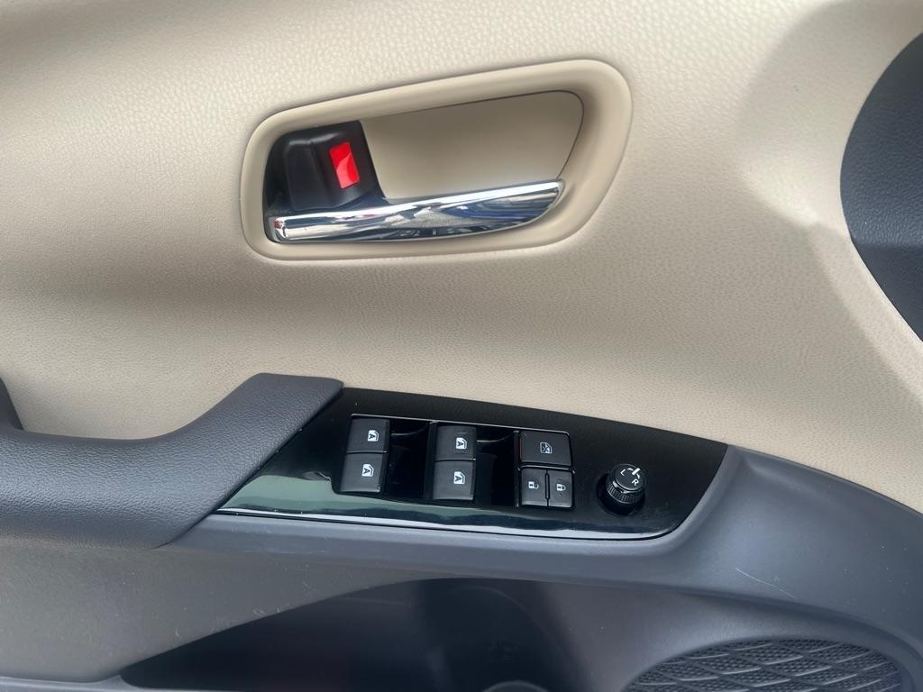Toyota Prius 5dr HB Two (Natl) 2016
