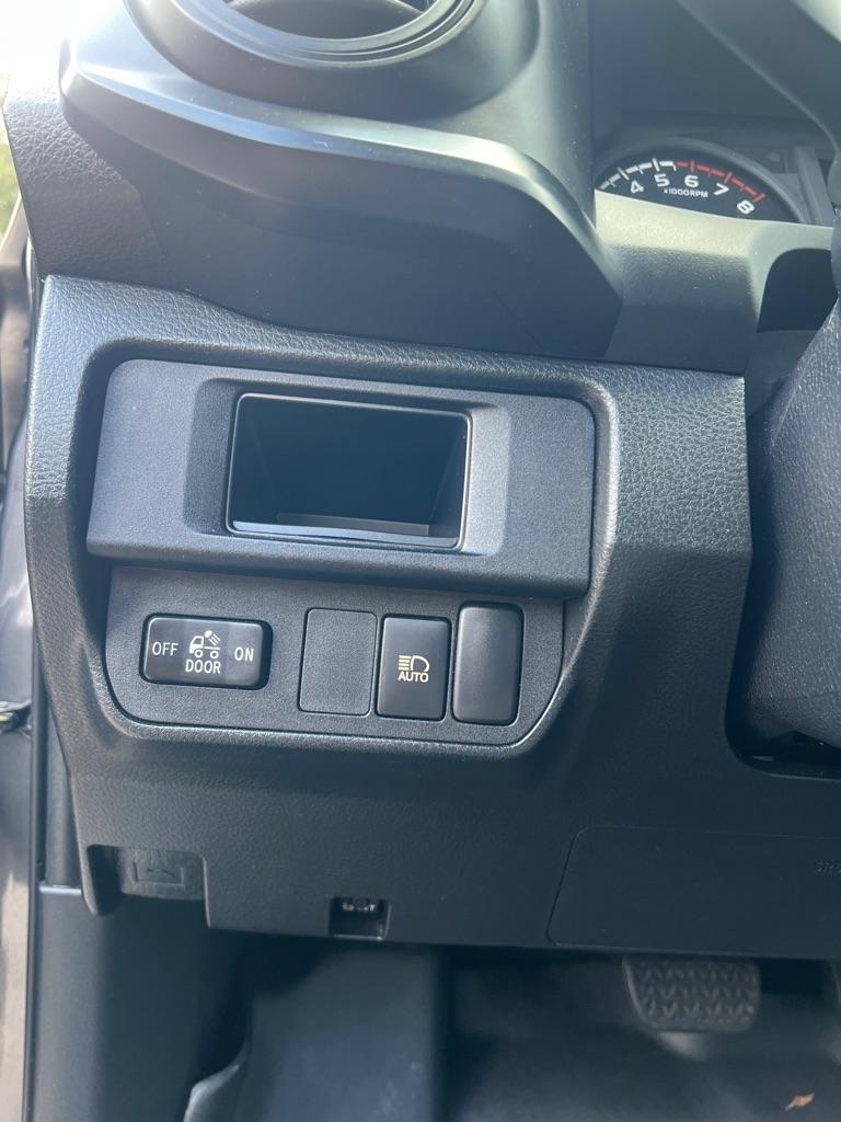 Toyota Tacoma SR5 Double Cab 5' Bed I4 4x2 AT (Natl) 2018