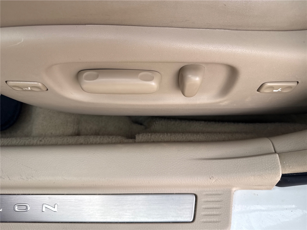 Toyota Avalon Base 2011