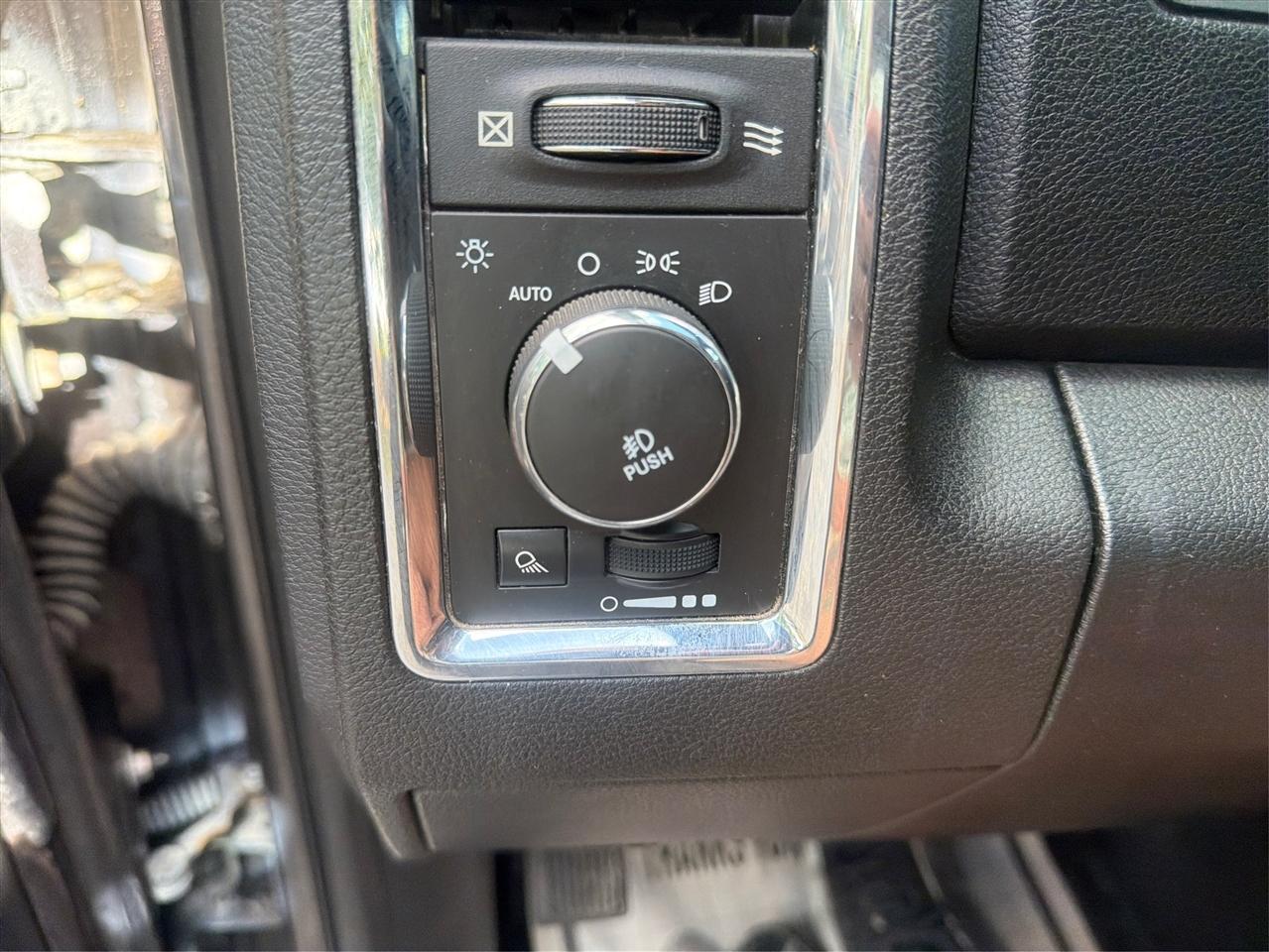 RAM 1500 Laramie Crew Cab SWB 4WD 2014